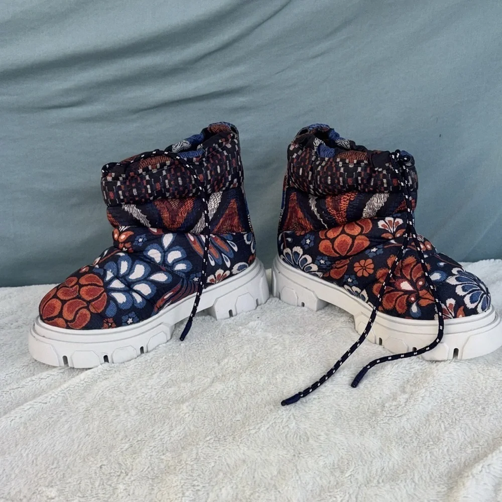 EUC FARM RIO Lug Sole Puffer Booties Pineapple Flower Women Quilted 6.5 Orange
